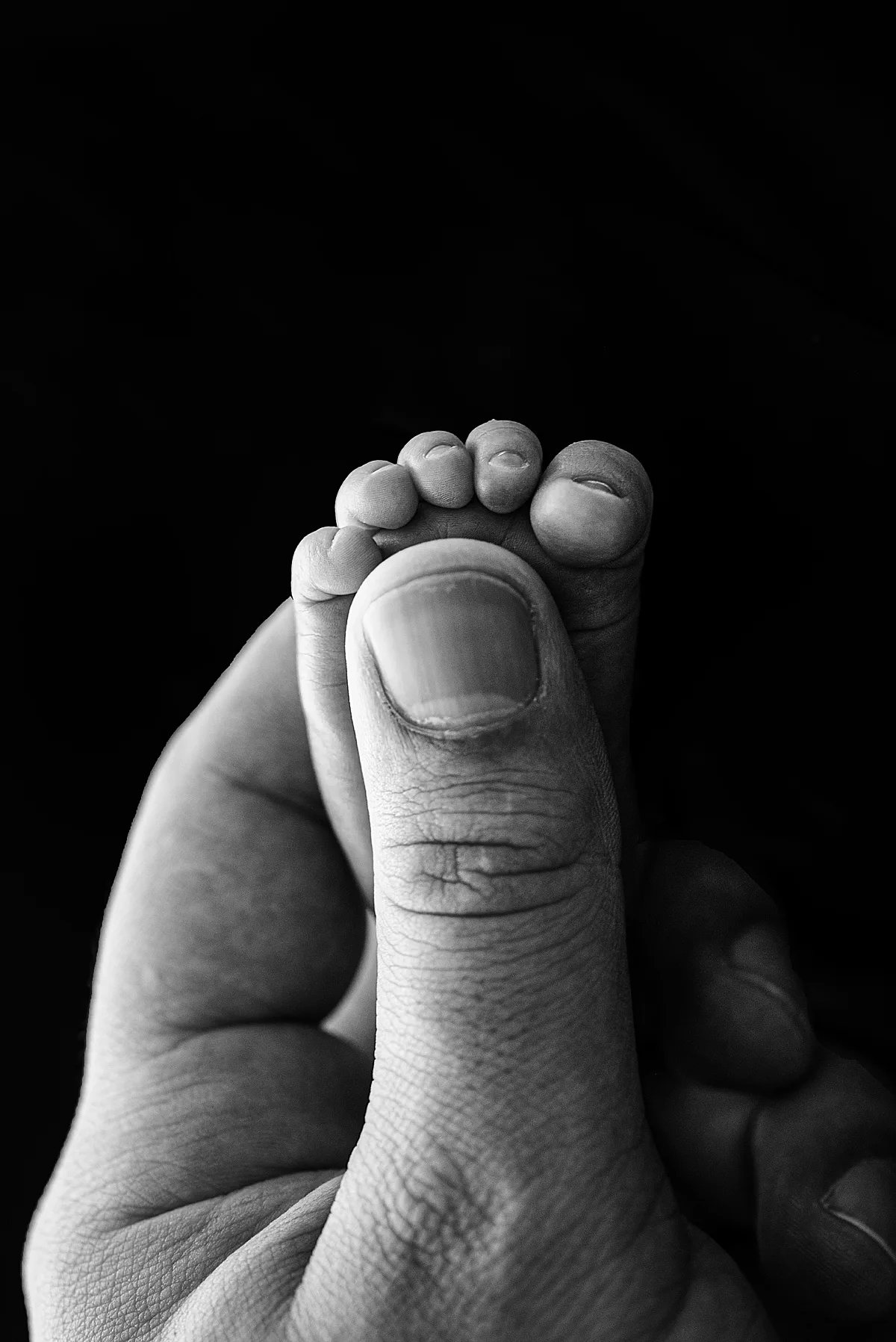 baby toes with dads finger, baby detail shot ideas, newborn photography ideas with parents, atlanta family photographers, georgia newborn photography