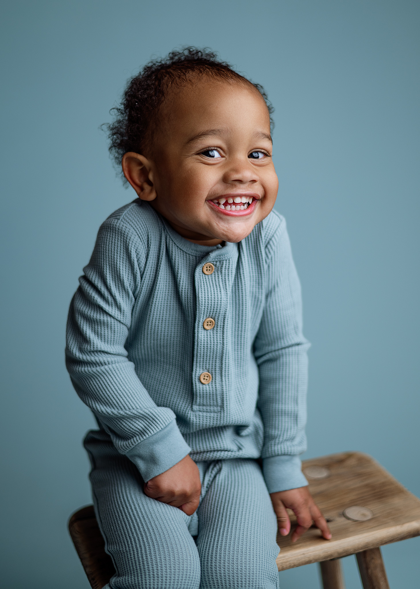 boy wearing blue for his 2nd birthday milestone, monochromatic baby photoshoot, smiling boy photography