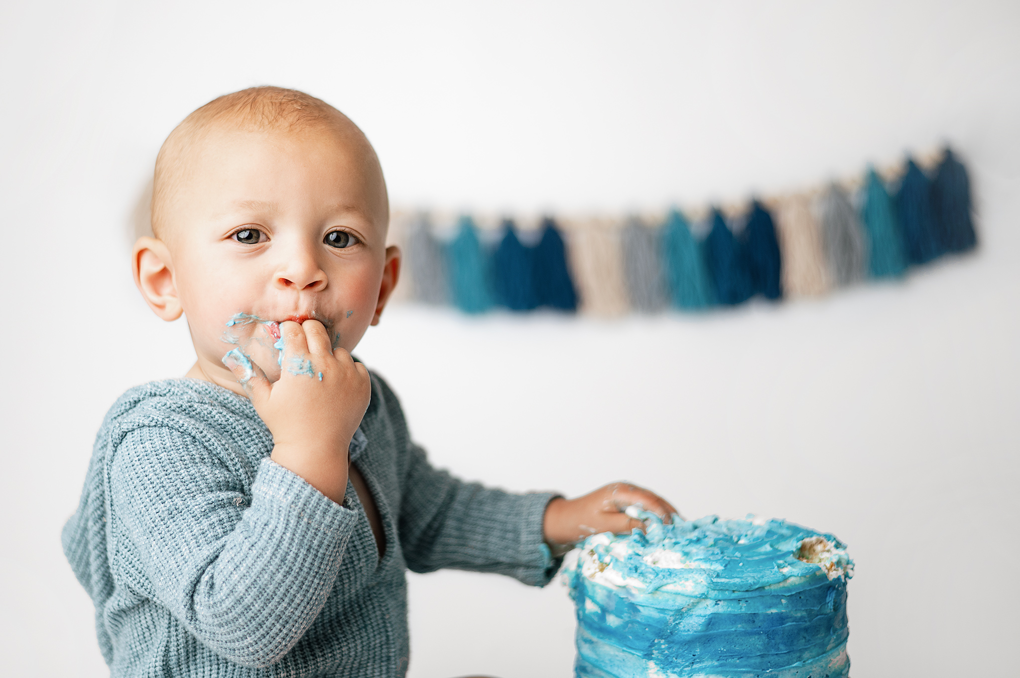 baby boy celebrating his first birthday with a photo session in studio, first birthday pictures, blue first birthday