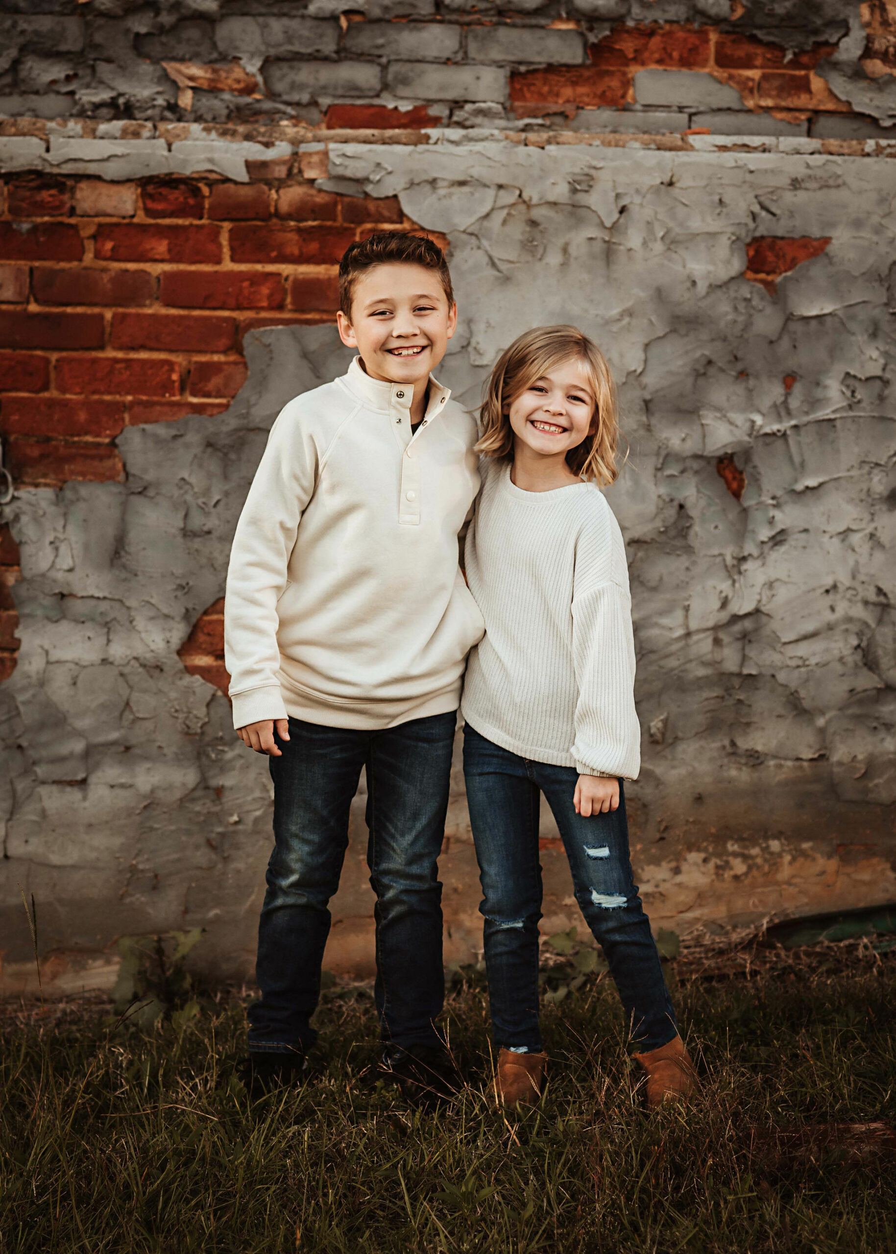 brother and sister hugging for photo session, lincoln nebraska photographer