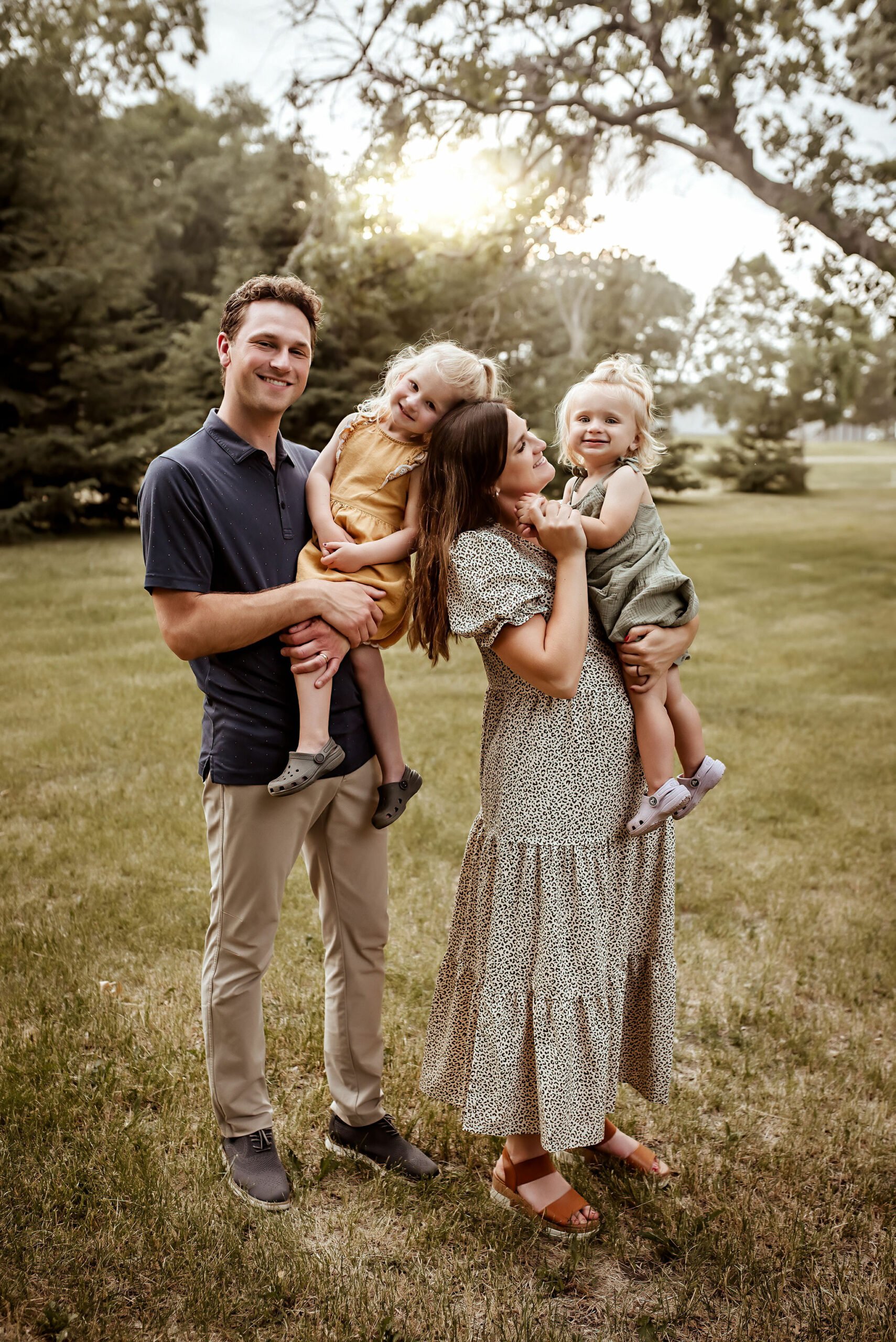 family photos near lincoln ne, family poses, mom dress for photo session