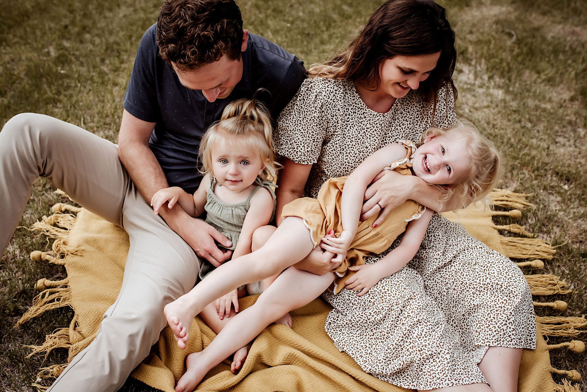 candid family pose ideas, family of 4 photo session