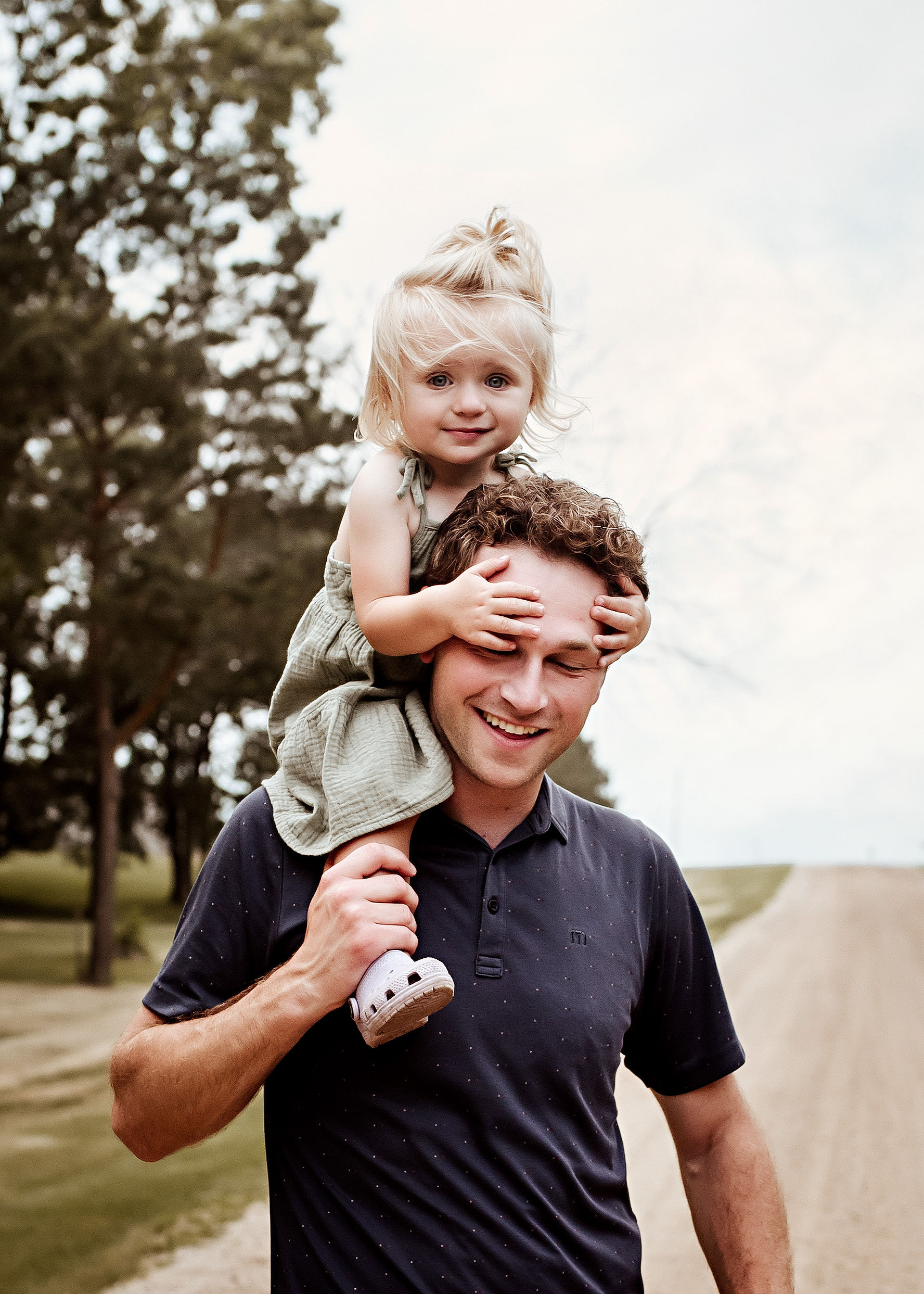 dad and daughter photo ideas, outdoor photography for family, fall mini session lincoln