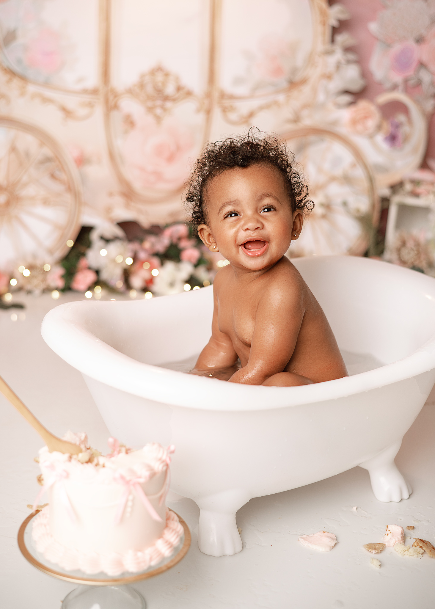 girl smiling during first birthday photos in studio, nebraska photographers for babies, studio photography, custom cake smash session