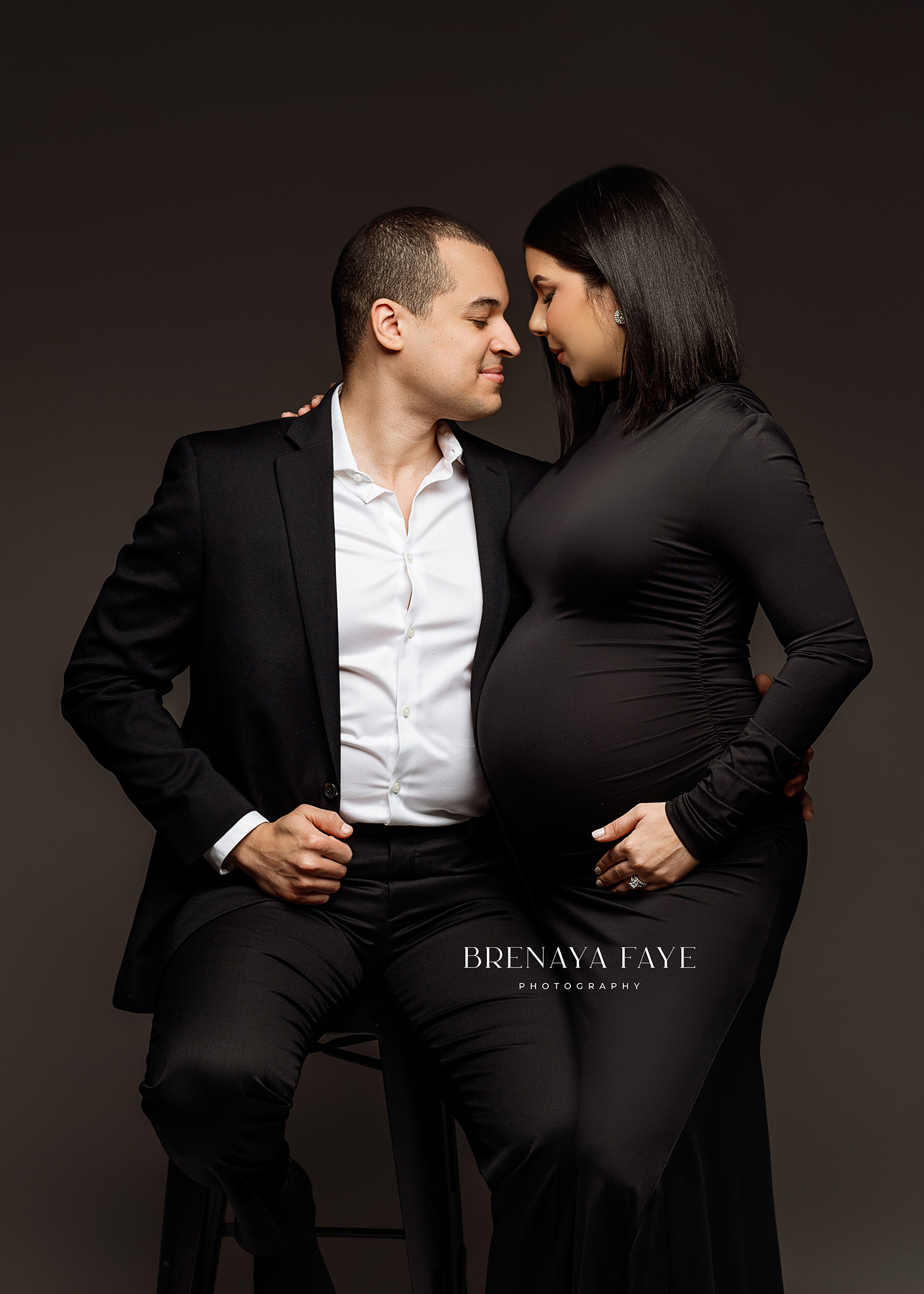 couples maternity pose ideas, studio maternity nebraska, lincoln ne maternity photographer, maternity photographer near me