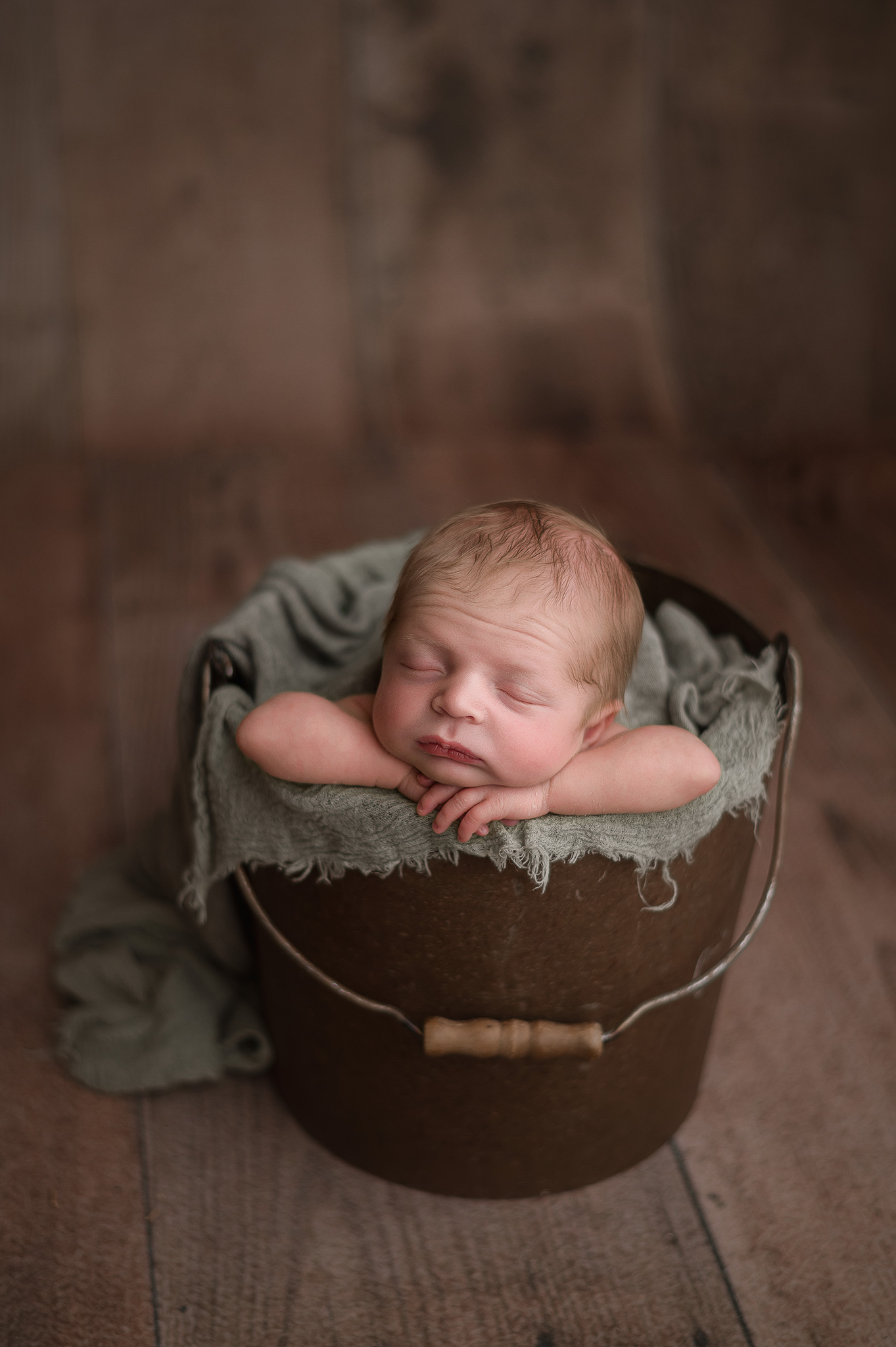 photography lafayette indiana, West lafayette newborn photography, indiana newborn photographer, mobile studio photography, in-home luxury session, prop pose with green layer