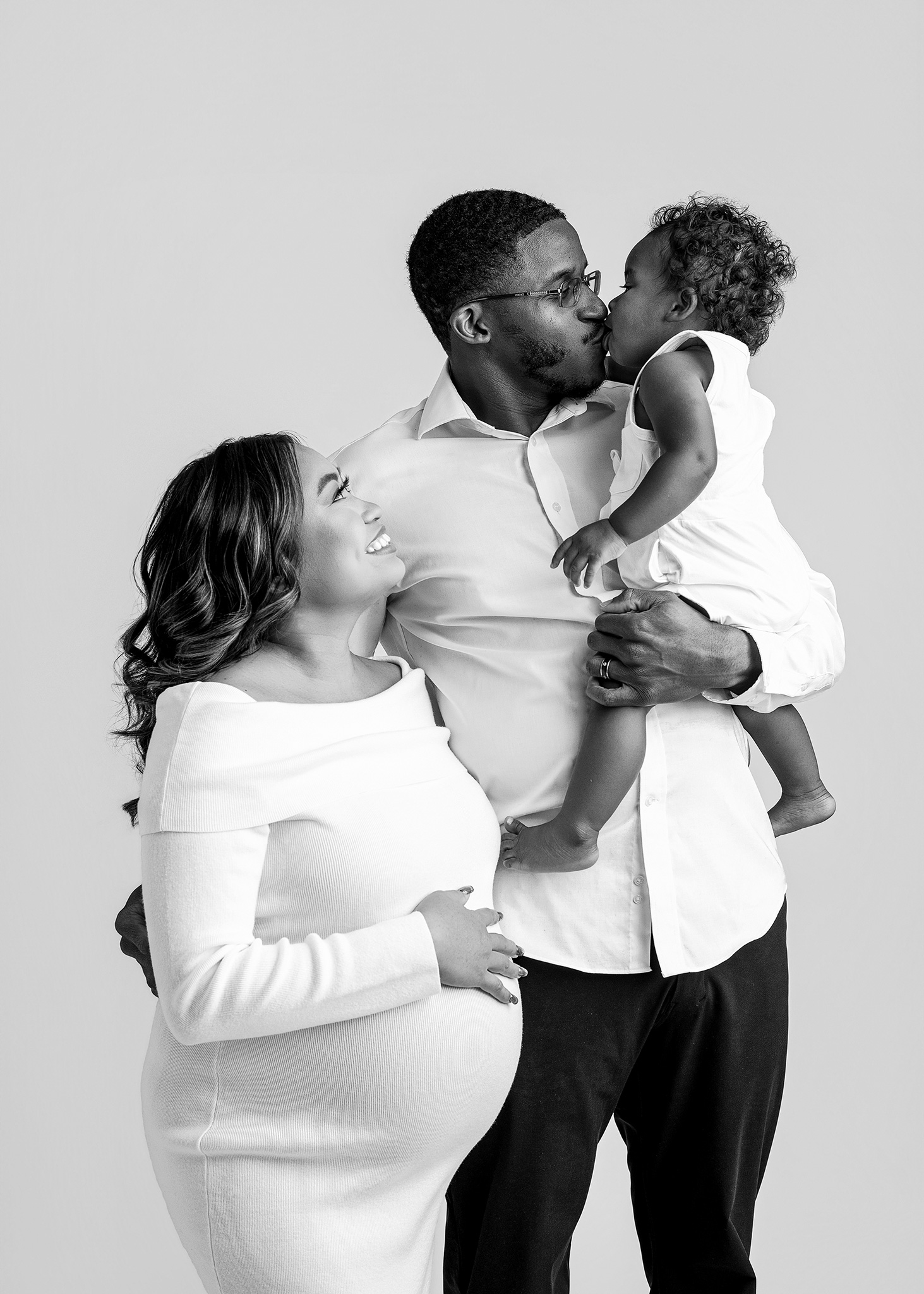 babygirl giving dad kisses during maternity photos in indiana