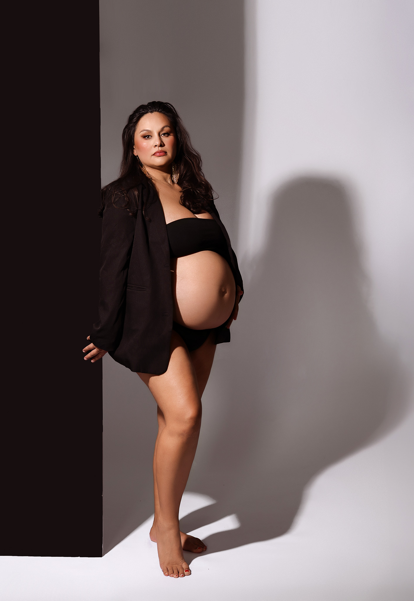 maternity photoshoot indianapolis, mom to be in a suit jacket for maternity session with photographer 